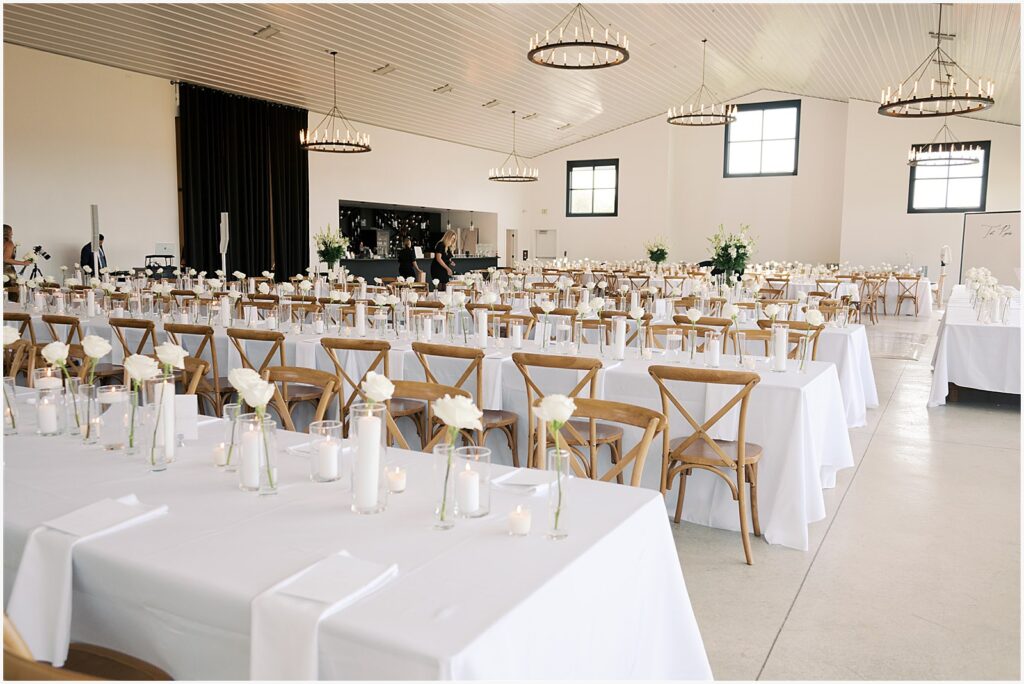White flowers and linens decorate reception tables at an Eastern Iowa wedding venues.